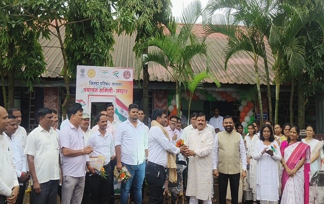 पंचायत समिती, जव्हार येथे स्वातंत्र्य दिनानिमित्त जव्हार येथे कार्यरत असलेले दोन माजी सैनिक यांचा आमदार श्री. हरीश्चंद्र भोये यांच्या ह्स्ते विशेष सन्मान करण्यात आला.